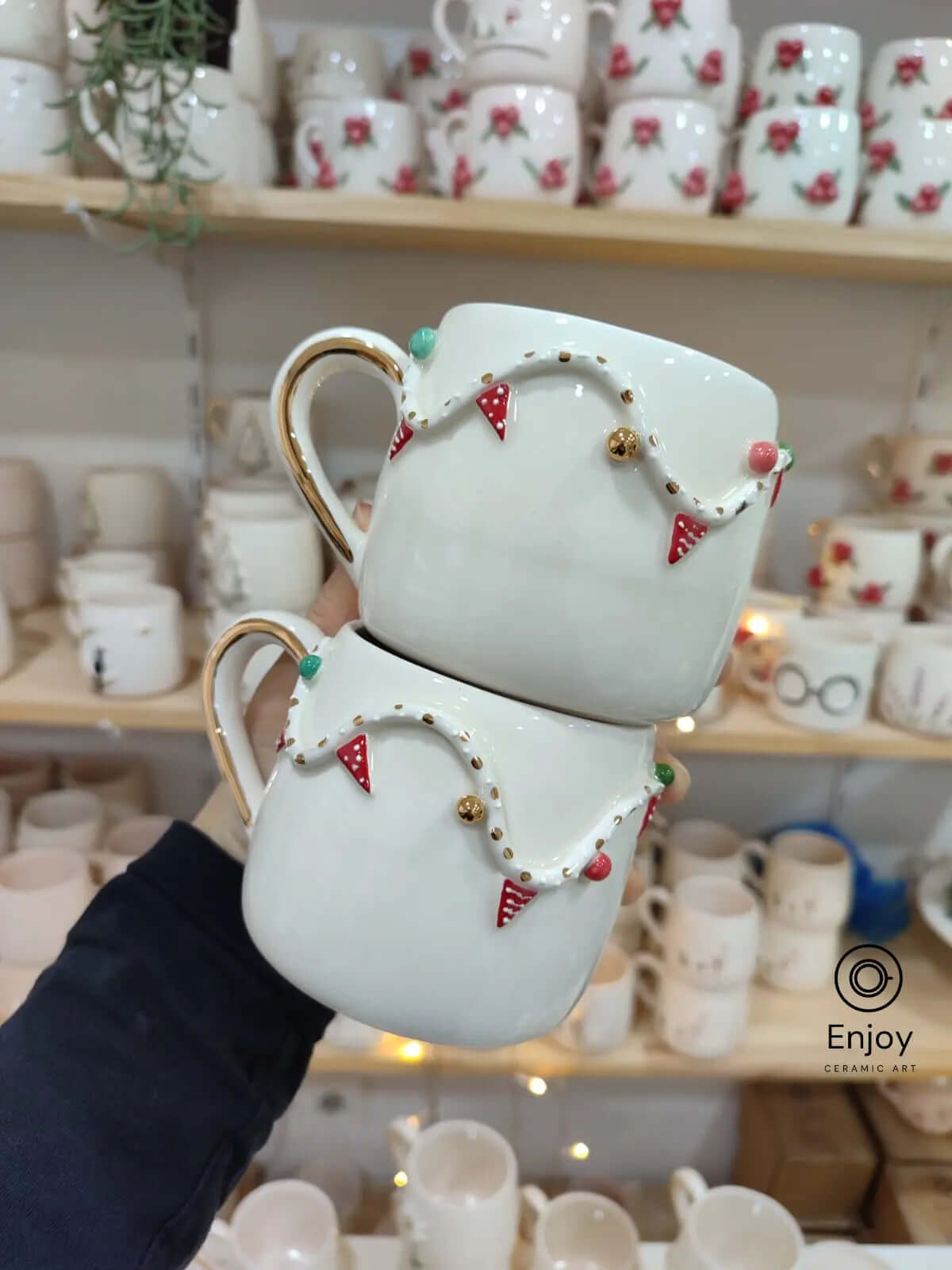 This festive garland mug brings the joy of celebrations to every sip! 🎄☕ Perfect for adding cheer to your holiday mornings!