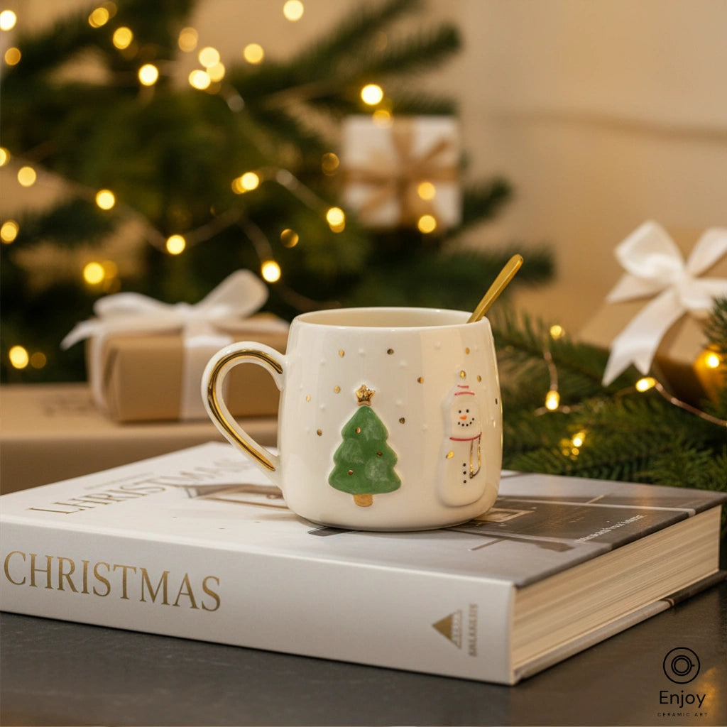 手作り雪だるまとクリスマスツリーの陶器マグカップ - ゴールド 手作り雪だるまとクリスマスツリーの陶器マグカップ - ゴールド