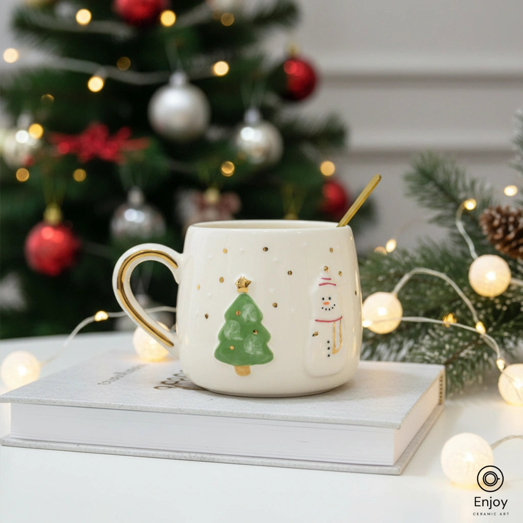 手作り雪だるまとクリスマスツリーの陶器マグカップ - ゴールド 手作り雪だるまとクリスマスツリーの陶器マグカップ - ゴールド